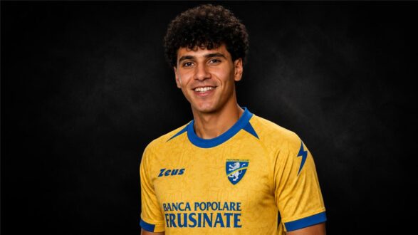 عمر فايد لاعب كرة قدم مصري يرتدي قميص فروزينوني