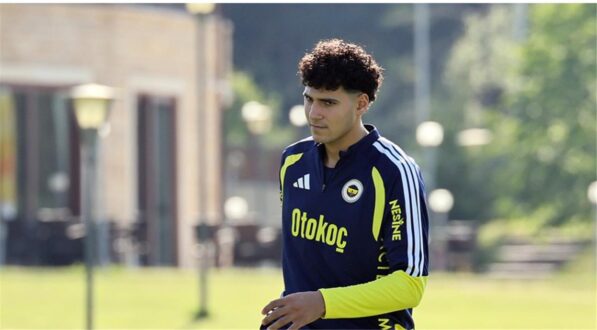 عمر فايد لاعب كرة قدم مصري يرتدي قميص فروزينوني الجديد
