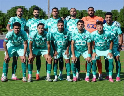لاعبو بيراميدز وأبو قير للأسمدة يتنافسون على الكرة في مباراة بالدوري المصري
