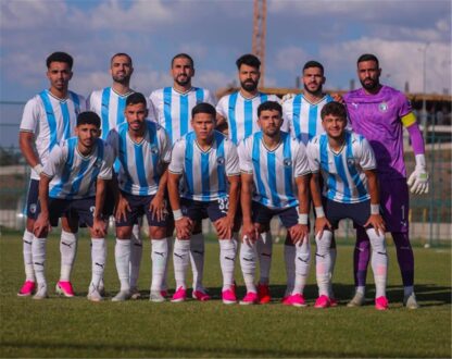 لاعب كرة القدم خالد عوض يرتدي قميص نادي بيراميدز
