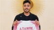 لاعب كرة القدم أكرم توفيق يرتدي قميص فريقه