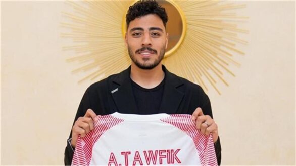 لاعب كرة القدم أكرم توفيق يرتدي قميص فريقه