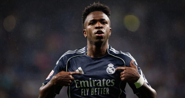 فينيسيوس جونيور لاعب ريال مدريد يبتسم
