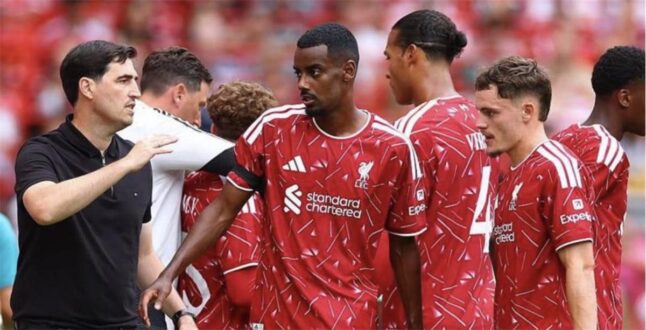 لاعب ليفربول كورتيس جونز يرتدي قميص الفريق