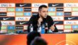 تشافي هيرنانديز يرتدي قميص منتخب هولندا خلال مؤتمر تقديمه كمدرب جديد
