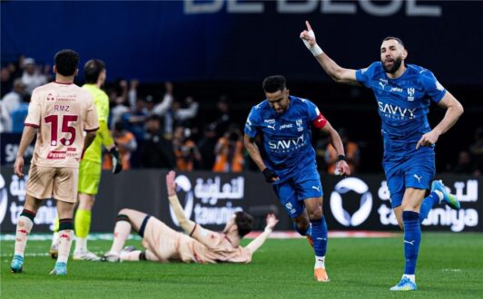 صورة كريم بنزيما بقميص الهلال السعودي