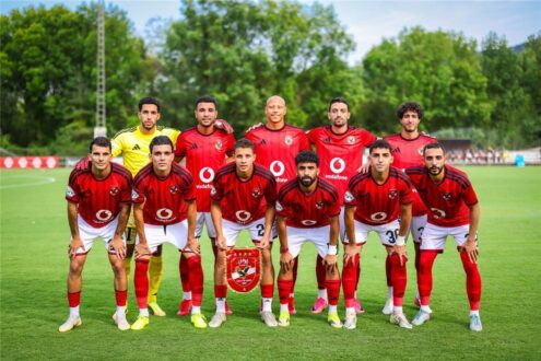 لاعبو النادي الأهلي يحتفلون بتسجيل هدف