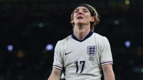 لاعب كرة القدم أنتوني جوردون يرتدي قميص منتخب إنجلترا