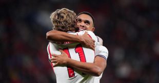 لاعب كرة القدم أنتوني جوردون يحتفل بتسجيل هدف لمنتخب إنجلترا