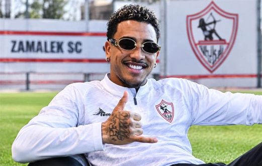 لاعب كرة القدم خوان ألفينا بيزيرا يرتدي قميص الزمالك