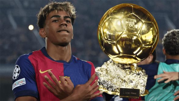 لاعب كرة قدم يحمل جائزة الكرة الذهبية مع خلفية لدوري أبطال أوروبا