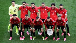 لاعبو منتخب مصر يحتفلون بهدف خلال مباراة دولية