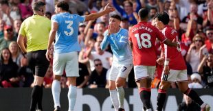 لاعب كرة قدم يرمي قميصه في الهواء تعبيرًا عن خيبة الأمل في لعبة الفانتازي FPL