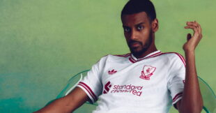 ألكسندر إيزاك لاعب ليفربول يحتفل بتسجيل هدف