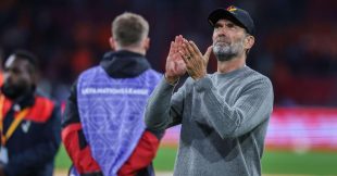 يورجن كلوب مدرب منتخب ألمانيا يتابع مباراة ضد هولندا