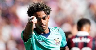 لامين يامال لاعب برشلونة يحتفل بتسجيل هدف في مرمى ليفانتي