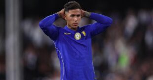 لاعب كرة القدم إنزو فيرنانديز يرتدي قميص مانشستر سيتي