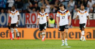 لاعبو منتخب ألمانيا لكرة القدم يشعرون بالإحباط بعد خسارة أمام اليونان في دوري الأمم الأوروبية