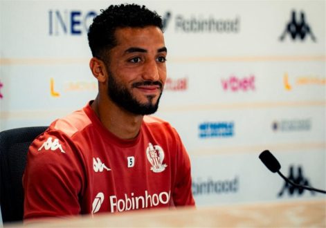 لاعب كرة القدم المصري محمد عبد المنعم يرتدي قميص نيس الفرنسي