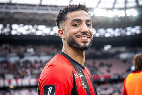 لاعب كرة القدم المصري محمد عبد المنعم يرتدي قميص نادي نيس الفرنسي