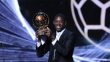 عثمان ديمبلي لاعب باريس سان جيرمان يمسك بالكرة الذهبية