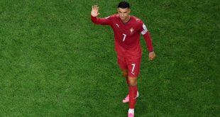 كريستيانو رونالدو يرتدي قميص منتخب البرتغال