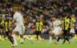 لاعبو الاتحاد يحتفلون بتسجيل هدف في مرمى النصر خلال مباراة في الدوري السعودي