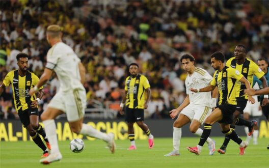 لاعبو الاتحاد يحتفلون بتسجيل هدف في مرمى النصر خلال مباراة في الدوري السعودي