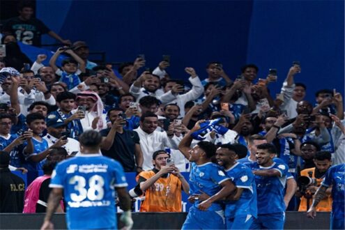 لاعبو الهلال يحتفلون بتسجيل هدف في مرمى الأهلي