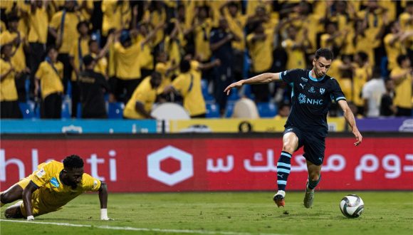 لاعب الهلال جابرييل مارتينيلي يحتفل بتسجيل هدف في الدوري السعودي