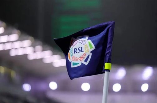 جماهير نادي التعاون السعودي تهتف في المدرجات خلال مباراة