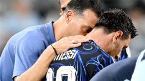 ليونيل سكالوني مدرب منتخب الأرجنتين يحتفل مع اللاعبين