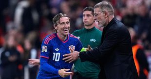 لوكا مودريتش يحتفل بتسجيل هدف لكرواتيا في دوري الأمم الأوروبية
