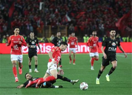 صورة تجمع شعاري الأهلي والزمالك مع كأس الدوري المصري