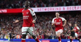 لاعب أرسنال إبيريتشي إيزي يحتفل بهدف
