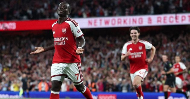 لاعب أرسنال إبيريتشي إيزي يحتفل بهدف