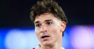 لاعب أتلتيكو مدريد جوليان ألفاريز يحتفل بتسجيل هدف