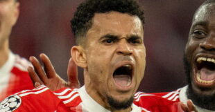 لاعبو بايرن ميونخ يحتفلون بهدف في الدوري الألماني