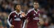 لاعب أستون فيلا يوهان مانزيمبي يحتفل بتسجيل هدف