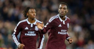 لاعب أستون فيلا يوهان مانزيمبي يحتفل بتسجيل هدف