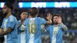 لاعب كرة القدم نيكو باز يرتدي قميص منتخب الأرجنتين