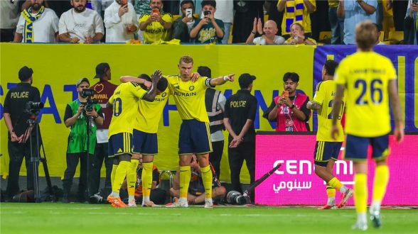 لاعبو النصر يحتفلون بتسجيل هدف في مرمى الدرعية