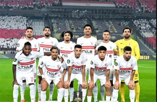 لاعب كرة قدم يرتدي قميص الزمالك